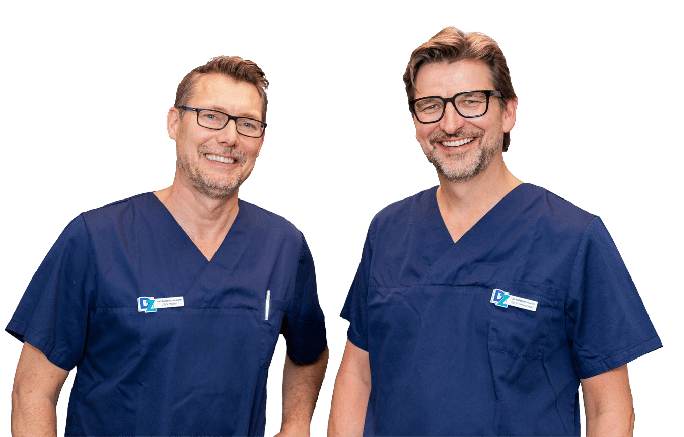 Zwei Zahnärzte des Dentalzentrums Lörrach in blauer Praxiskleidung