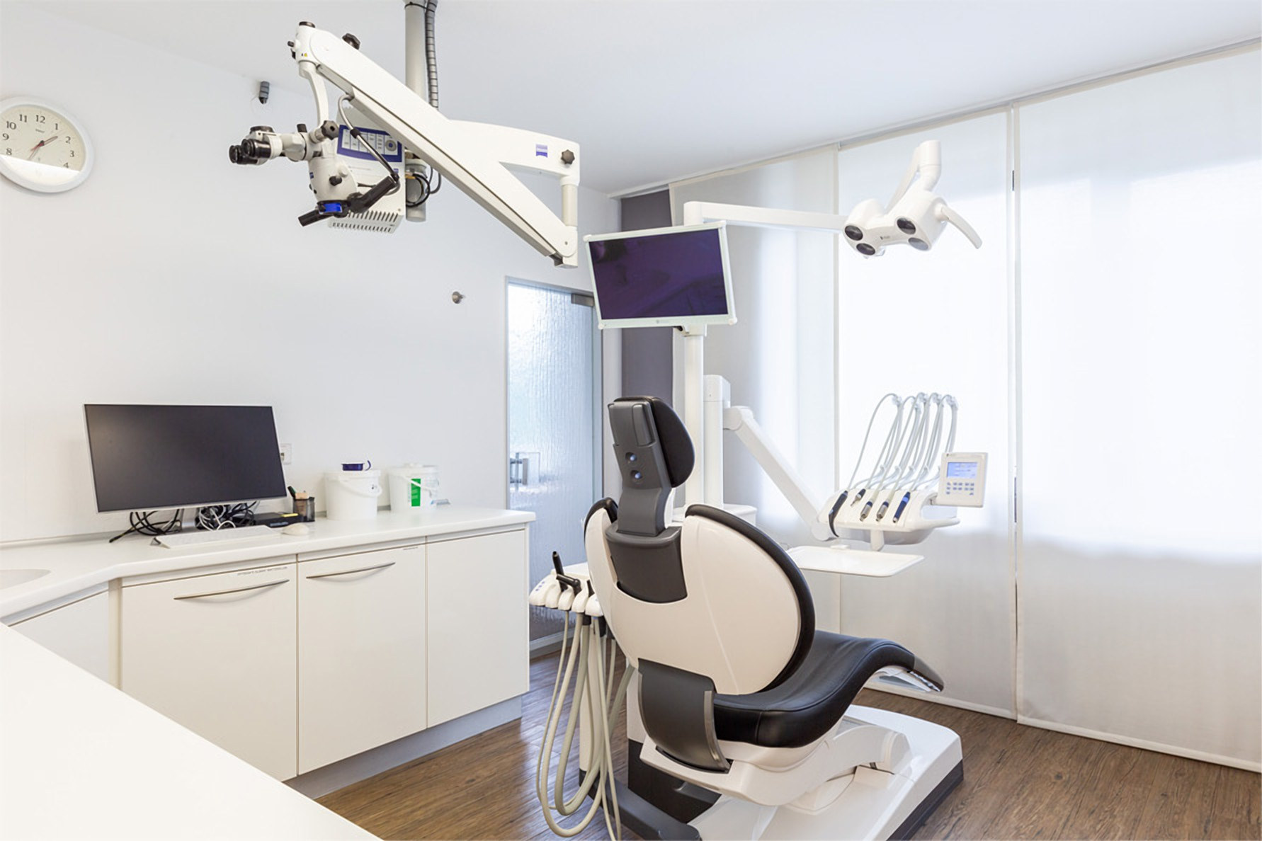 Behandlungszimmer mit Dentalmikroskop